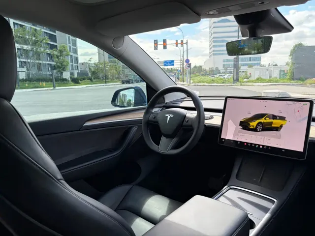 Tesla Model Y — Фото автомобиля 7