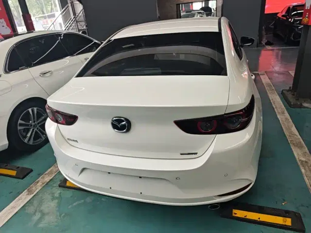 Mazda Axela — Фото автомобиля 5