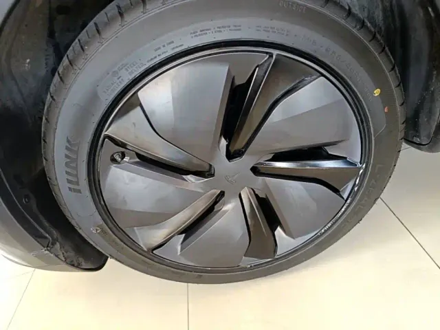 Tesla Model Y — Фото автомобиля 22