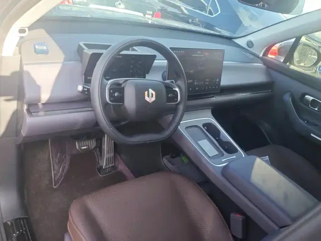 Leapmotor C10 — Фото автомобиля 12
