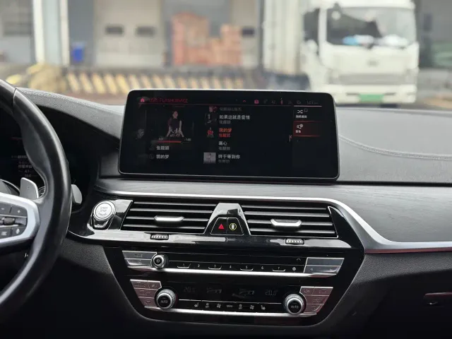 BMW 5 Series — Фото автомобиля 11