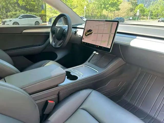 Tesla Model Y — Фото автомобиля 10