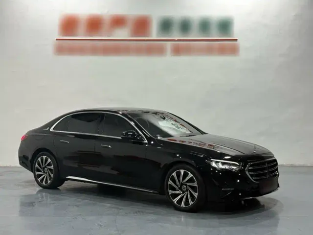 Mercedes-Benz E-Class — Фото автомобиля 3