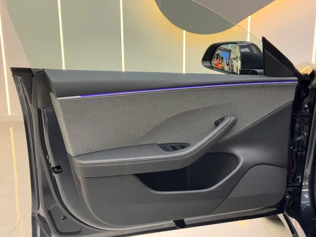 Tesla Model 3 — Фото автомобиля 11