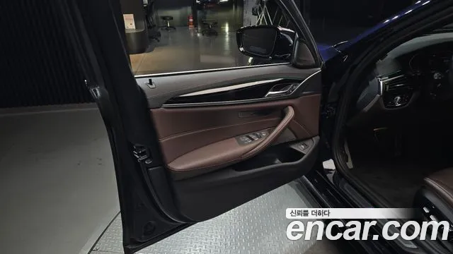 BMW 5 Series G30 — Фото автомобиля 13