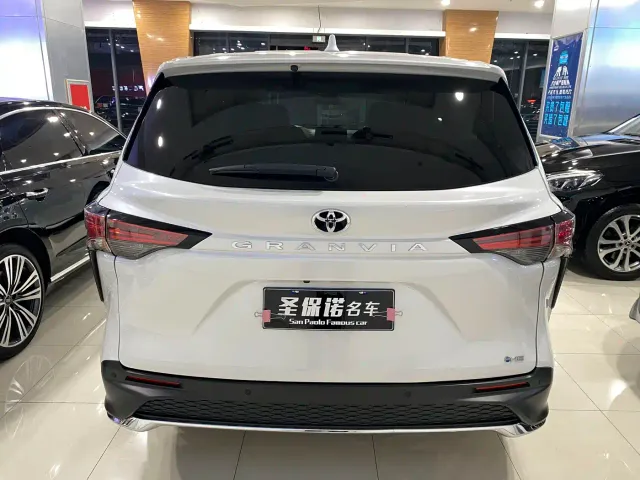 Toyota Granvia 2023 2.5L Hybrid Comfort Edition — Фото автомобиля 5