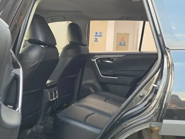 Toyota RAV4 — Фото автомобиля 11