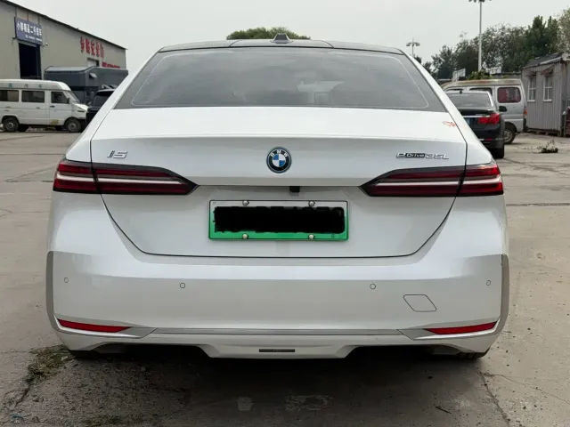 BMW i5 — Фото автомобиля 4