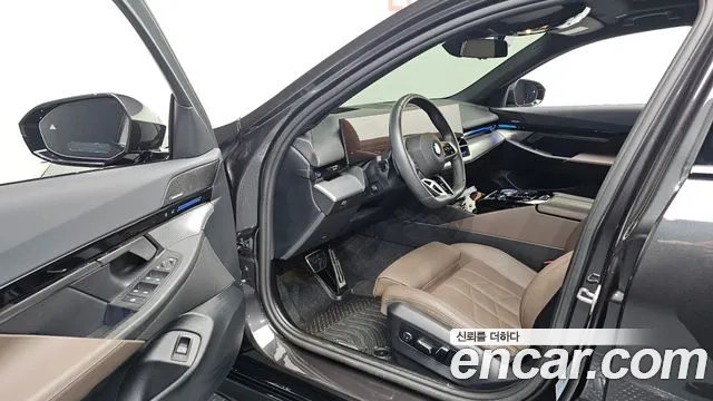 BMW 5 Series G60 — Фото автомобиля 14