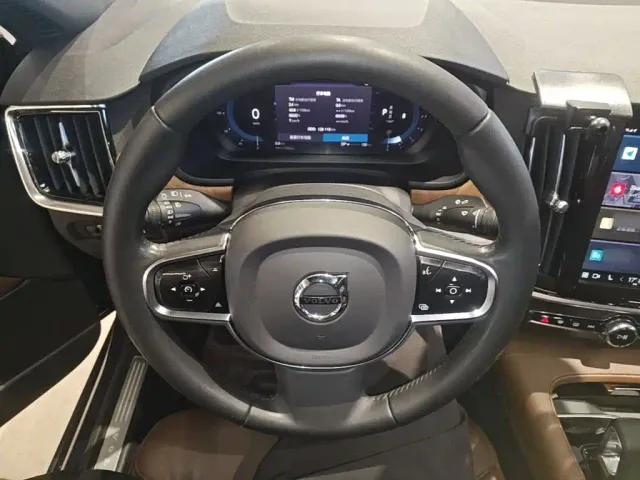 Volvo S90 — Фото автомобиля 10