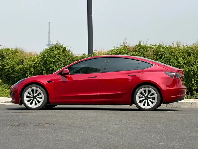 Tesla Model 3 — Фото автомобиля 3
