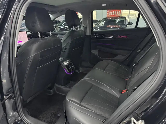 Volkswagen Passat — Фото автомобиля 5