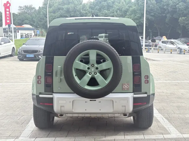 Land Rover Defender — Фото автомобиля 10