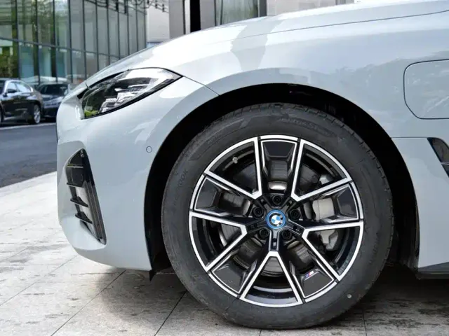 BMW i4 — Фото автомобиля 12