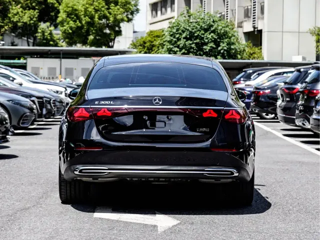 Mercedes-Benz E-Class — Фото автомобиля 5