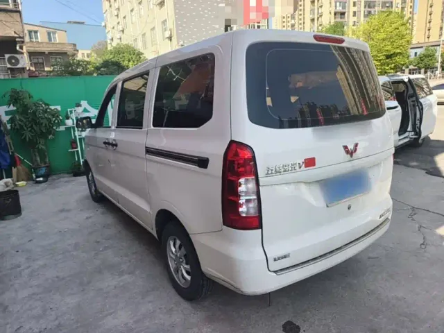 Wuling Hongguang V — Фото автомобиля 4