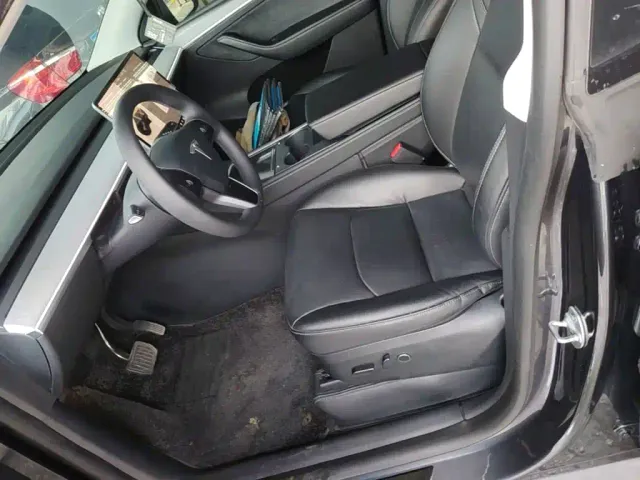 Tesla Model Y — Фото автомобиля 14