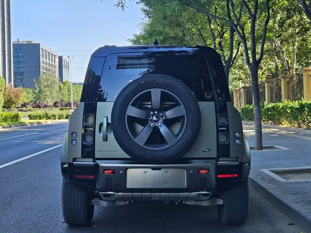 Land Rover Defender — Фото автомобиля 5