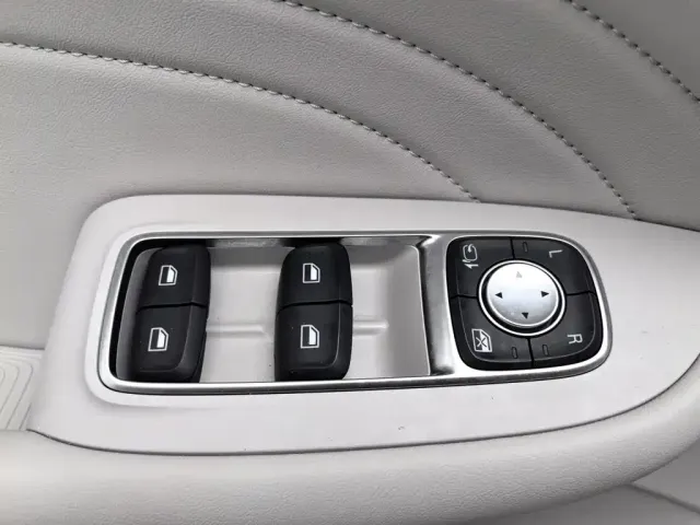 Roewe Roewe iMAX8 EV 2025 Model 1.5T DMH Land Premium Edition — Фото автомобиля 9