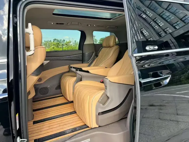 Denza D9 — Фото автомобиля 6