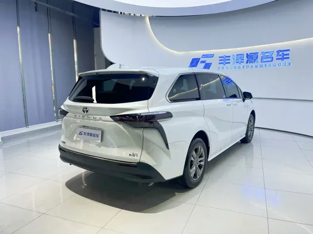 Toyota Sienna — Фото автомобиля 4