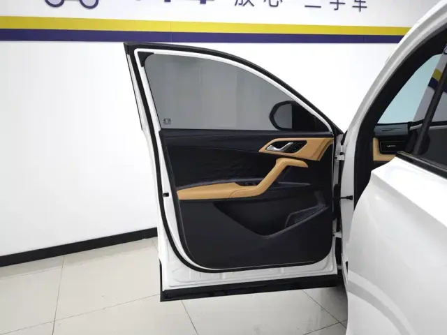Roewe RX5 — Фото автомобиля 7
