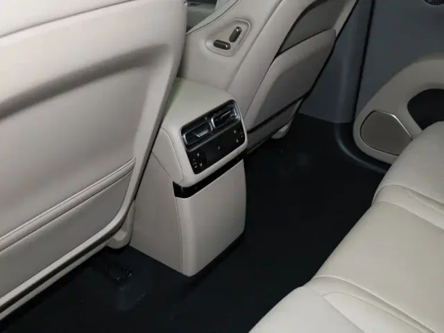 Li Auto i6 — Фото автомобиля 23