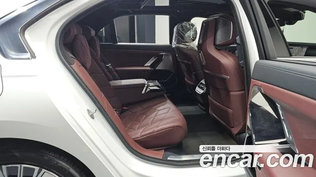 BMW 7-Series — Фото автомобиля 12