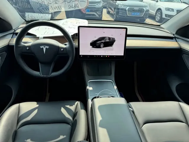 Tesla Model Y — Фото автомобиля 9