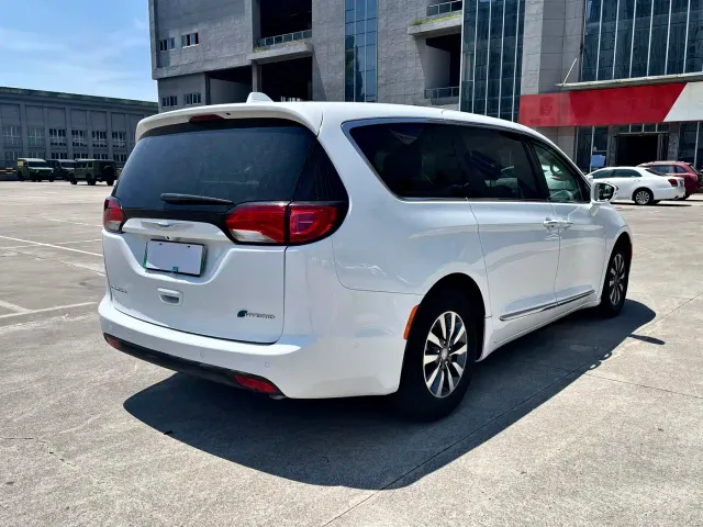 Chrysler Grand Caravan PHEV — Фото автомобиля 5