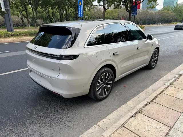 Li Auto L6 — Фото автомобиля 11