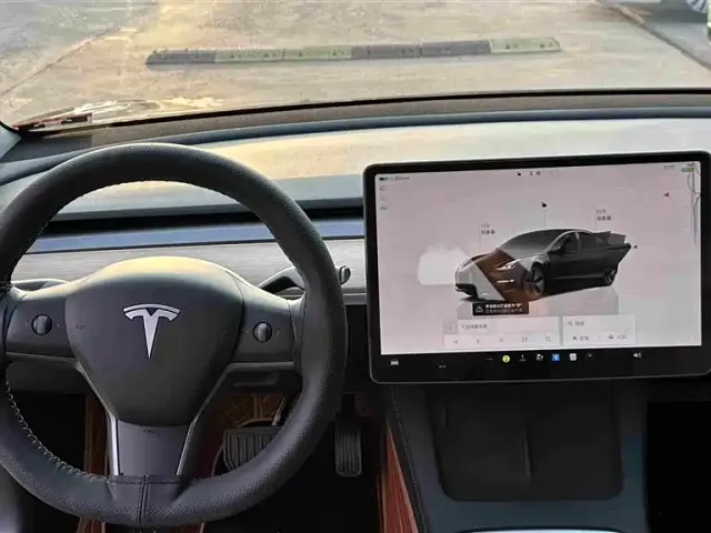 Tesla Model 3 — Фото автомобиля 13