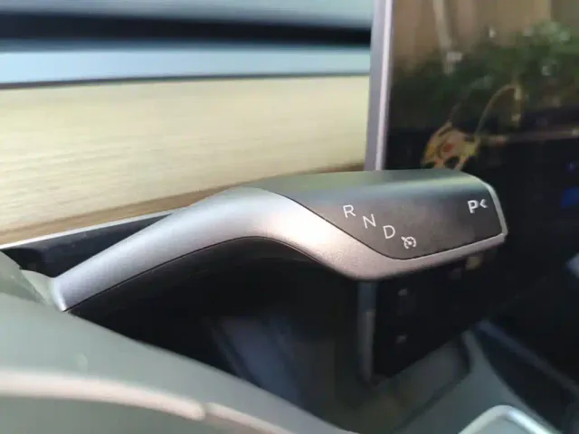 Tesla Model Y — Фото автомобиля 13