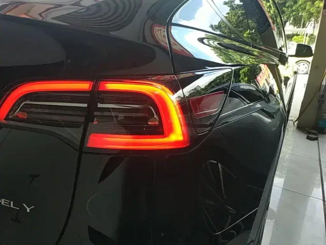Tesla Model Y — Фото автомобиля 7