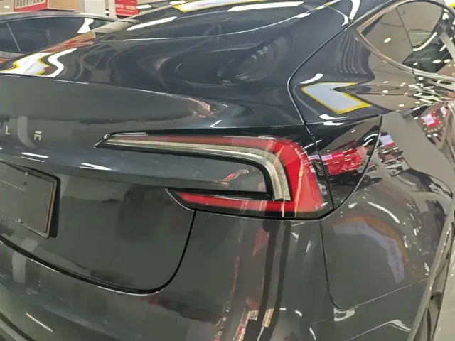 Tesla Model 3 — Фото автомобиля 7
