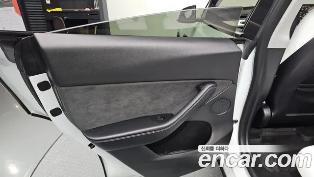 Tesla Model Y — Фото автомобиля 24