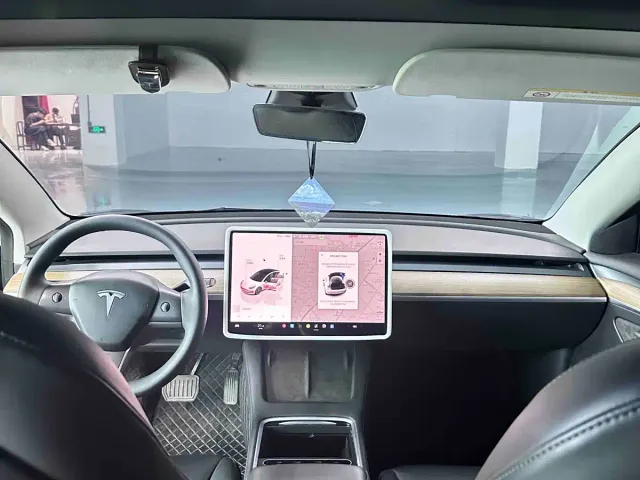 Tesla Model 3 — Фото автомобиля 9