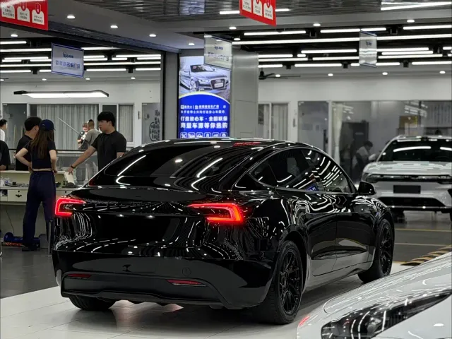 Tesla Model 3 — Фото автомобиля 6
