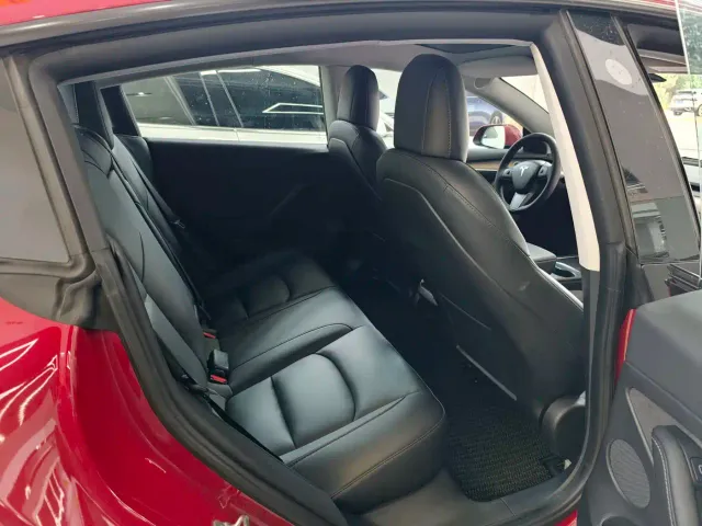 Tesla Model 3 — Фото автомобиля 5