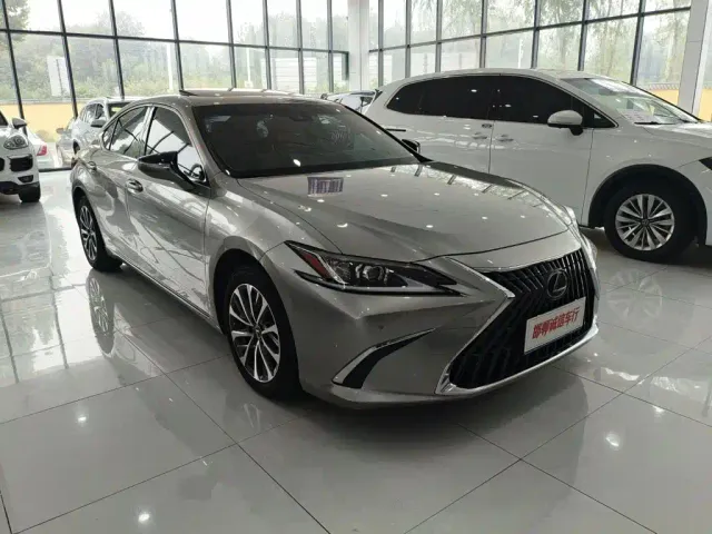 Lexus ES — Фото автомобиля 3