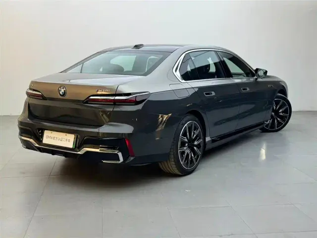 BMW i7 M70L — Фото автомобиля 4