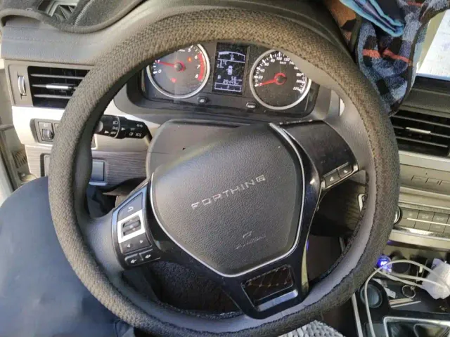 Forthing Fengxing SX6 — Фото автомобиля 15