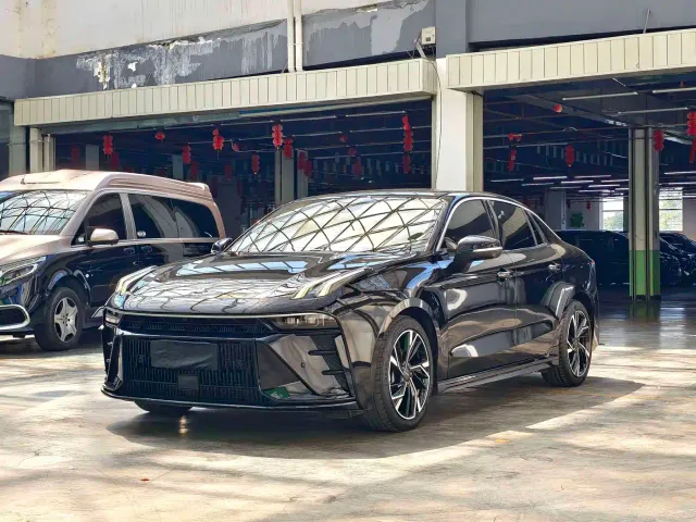 Lynk & Co 03 — Фото автомобиля 2