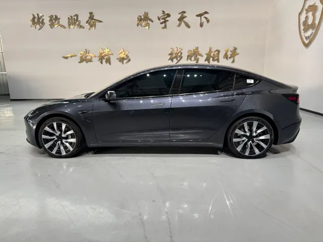 Tesla Model 3 — Фото автомобиля 3
