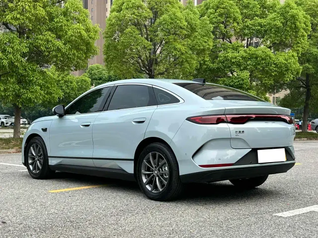 BYD Qin L — Фото автомобиля 9