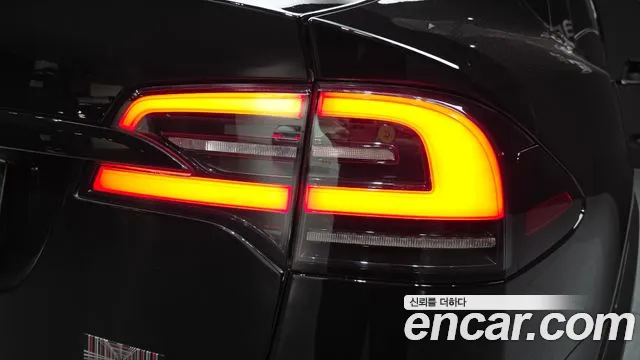 Tesla Model X — Фото автомобиля 8