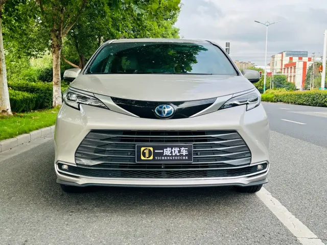 Toyota Sienna — Фото автомобиля 3