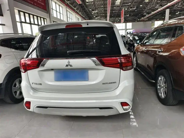 Mitsubishi Outlander — Фото автомобиля 12