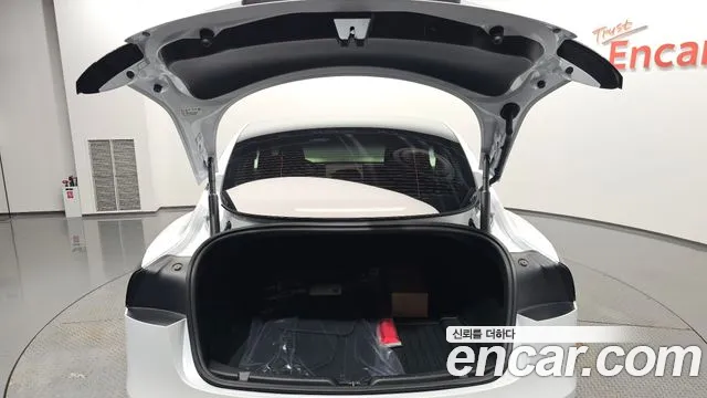 Tesla Model 3 — Фото автомобиля 20