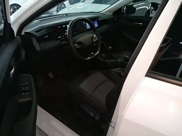Roewe i5 — Фото автомобиля 15